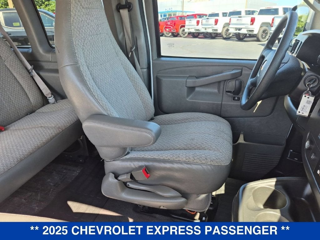 2025 Chevrolet Express Passenger 1LT